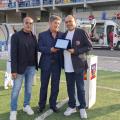 Morgana consegna targa di ringraziamento all'Atletico Viagrande