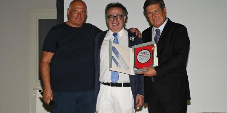 il presidente Morgana premiato dal presidente Ussi Gaetano Rizzo e dell'assessore allo Sport, Salvo Sorbello