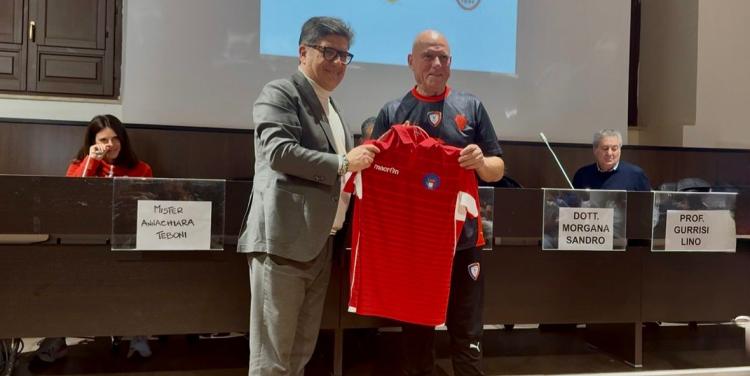 morgana consegna maglia rappresentativa al prof. Bianchetta