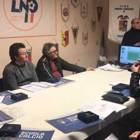 foto riunione società attività di base