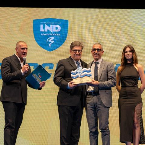 Il presidente Morgana con il coordinatore beach soccer, Desini