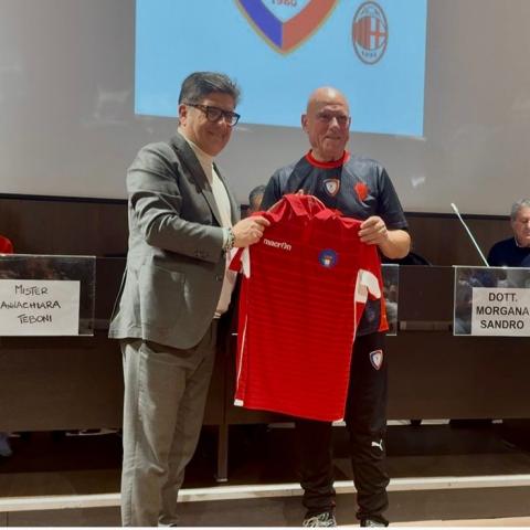 morgana consegna maglia rappresentativa al prof. Bianchetta